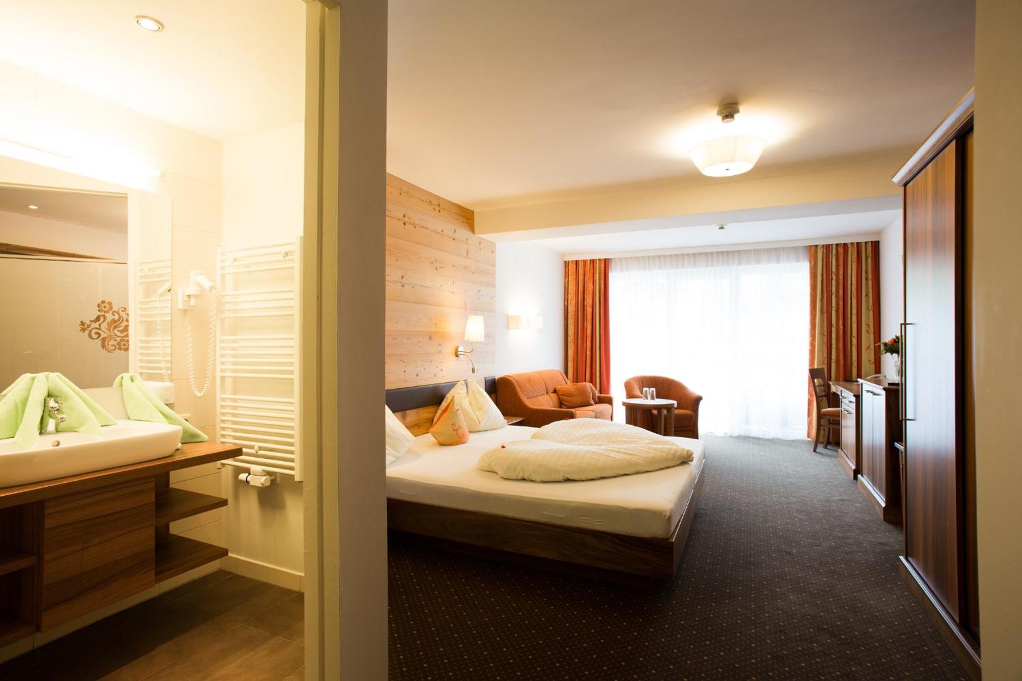 Hotel Lohningerhof Maria Alm am Steinernen Meer Room photo